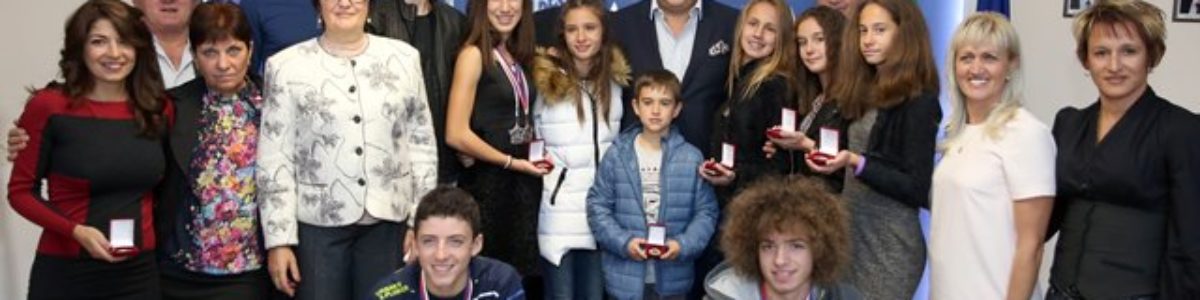Деца от Червен бряг наградени в Парламента